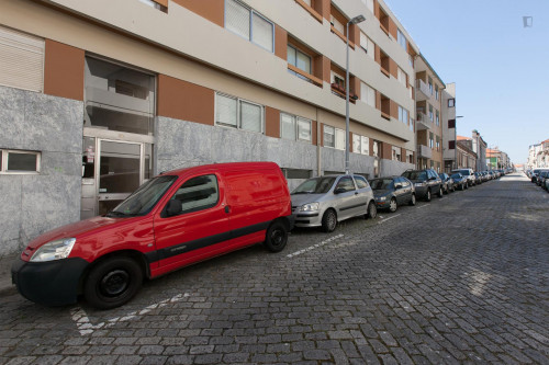 Appealing single bedroom in a 4-bedroom flat, in Bonfim