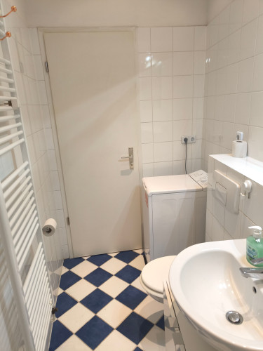 Cosy apartment with garden near lake and Park in central location, 1min to U7