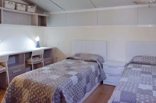 Room in Calle la Huerta, Zaragoza with 3 bedrooms