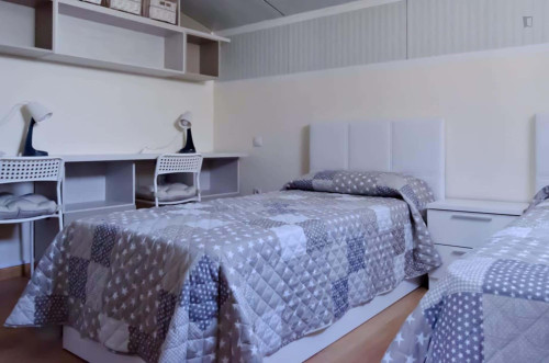 Room in Calle la Huerta, Zaragoza with 3 bedrooms