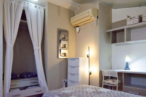 Room in Calle la Huerta, Zaragoza with 3 bedrooms