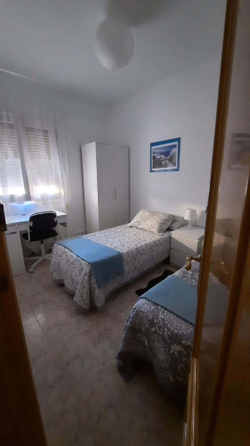 Room in Calle de Mosén Agustín Gericó, Zaragoza with 3 bedrooms