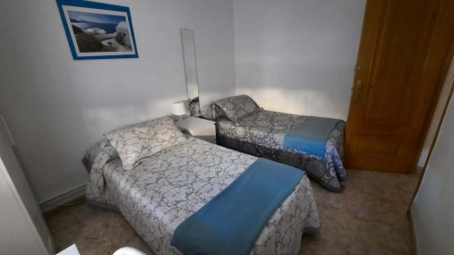 Room in Calle de Mosén Agustín Gericó, Zaragoza with 3 bedrooms