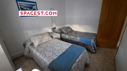 Room in Calle de Mosén Agustín Gericó, Zaragoza with 3 bedrooms