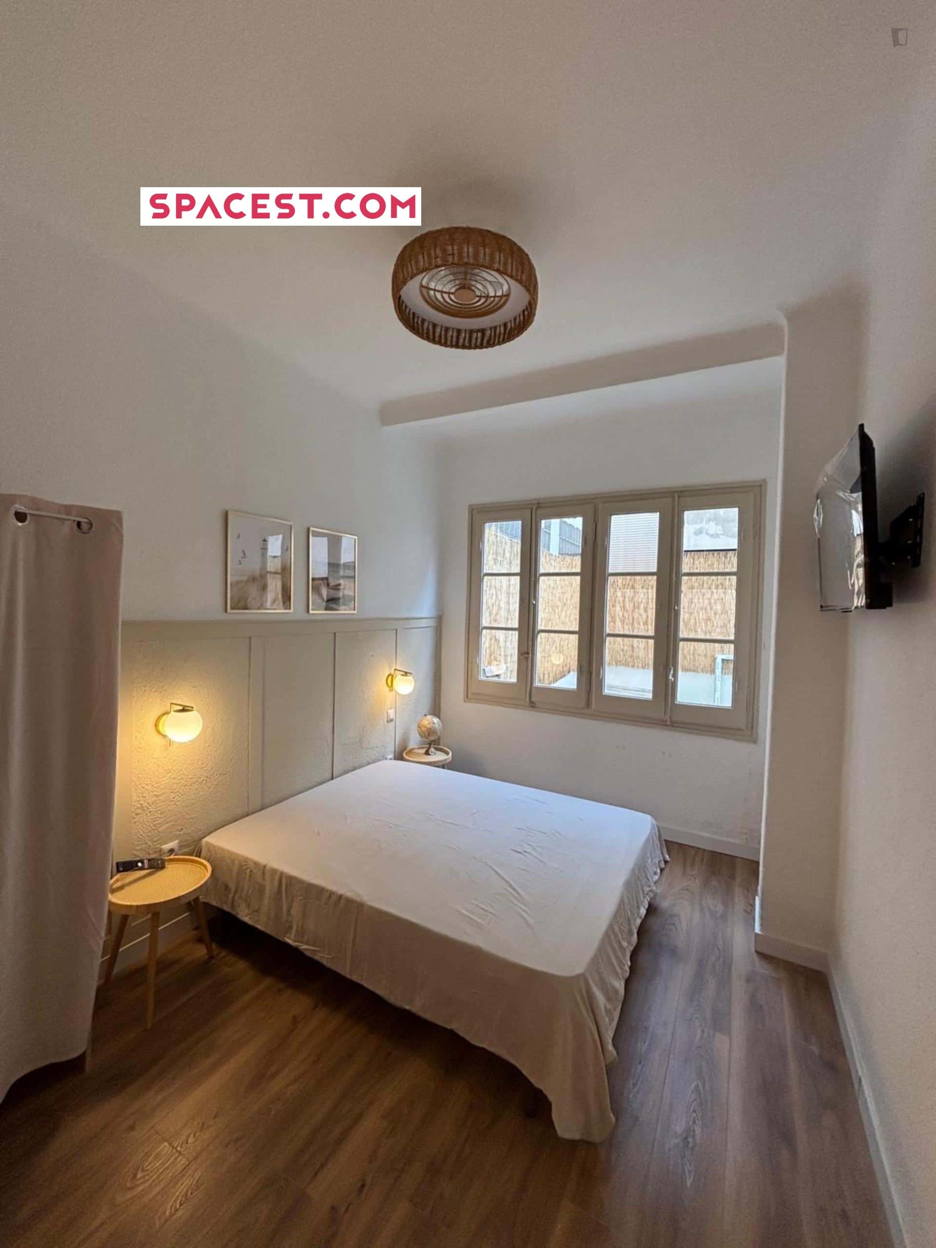 Room In Calle De Miguel De Cervantes, Zaragoza For 150 M² With 6 Bedrooms - 1