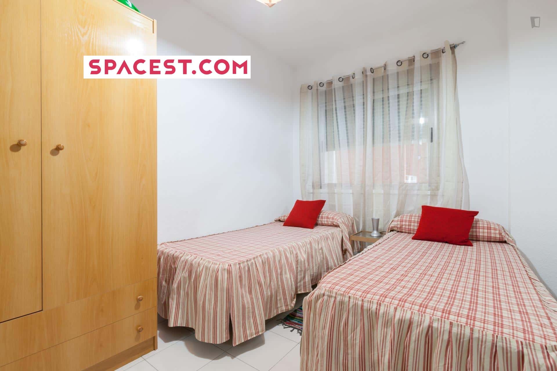 Room With 3 Bedrooms - 1