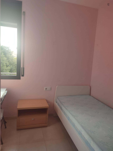 Room in Carrer d'Eugeni Ferrer Dalmau, Terrassa with 3 bedrooms