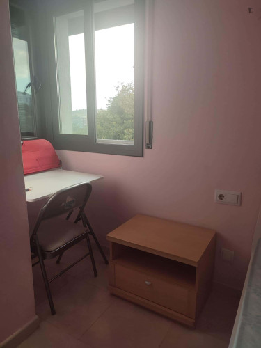 Room in Carrer d'Eugeni Ferrer Dalmau, Terrassa with 3 bedrooms