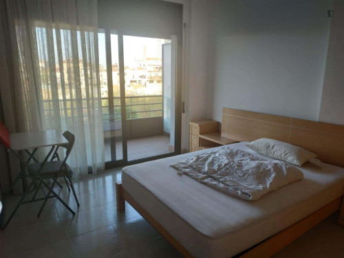 Room in Carrer d'Eugeni Ferrer Dalmau, Terrassa with 3 bedrooms