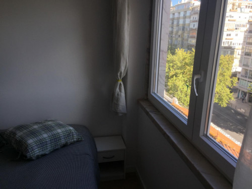 Single bedroom with a balcony, in Alvalade