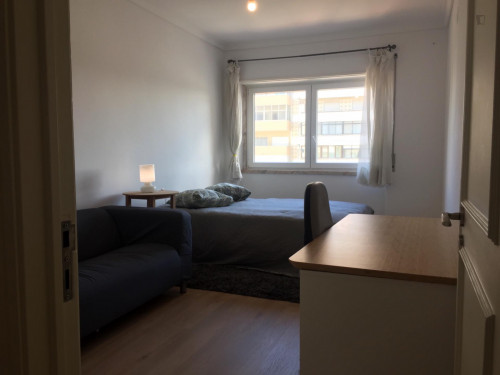 Single bedroom with a balcony, in Alvalade