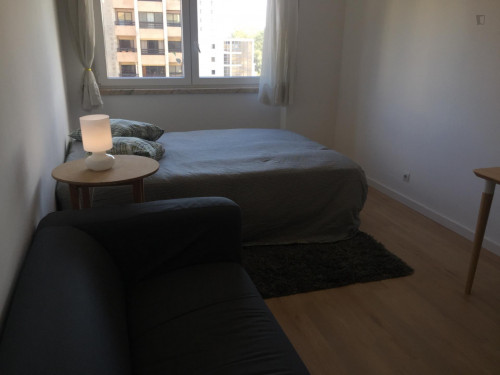 Single bedroom with a balcony, in Alvalade
