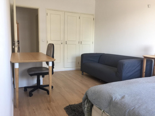 Single bedroom with a balcony, in Alvalade