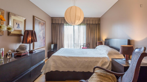 Posh double bedroom in a 4-bedroom apartment near Casa da Música