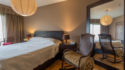 Posh double bedroom in a 4-bedroom apartment near Casa da Música