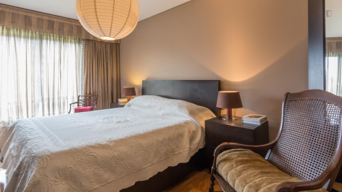 Posh double bedroom in a 4-bedroom apartment near Casa da Música