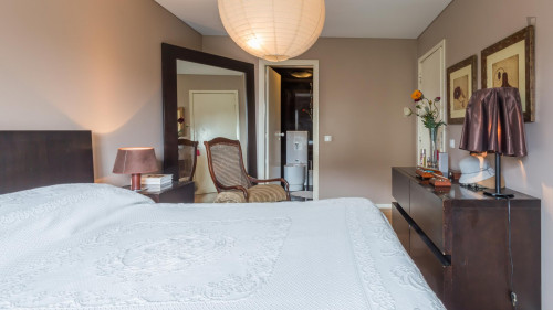 Posh double bedroom in a 4-bedroom apartment near Casa da Música
