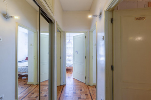 Roomy double bedroom in Cedofeita