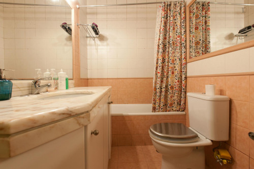 Roomy double bedroom in Cedofeita