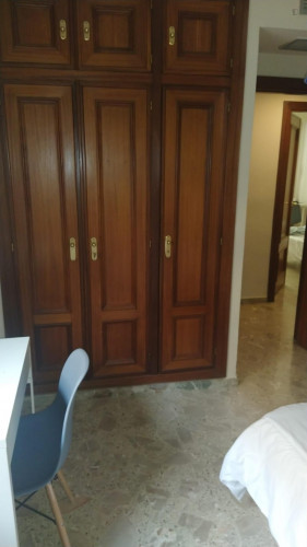 Double bedroom in a 5-bedroom apartment near Xàtiva metro station