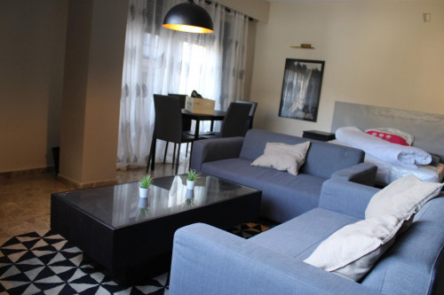 Double bedroom in a 5-bedroom apartment near Xàtiva metro station