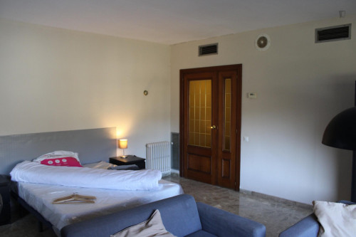 Double bedroom in a 5-bedroom apartment near Xàtiva metro station