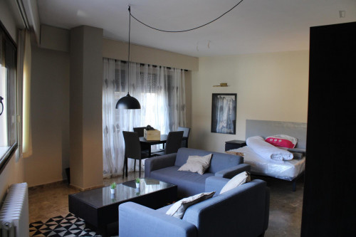 Double bedroom in a 5-bedroom apartment near Xàtiva metro station