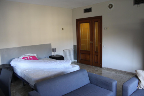 Double bedroom in a 5-bedroom apartment near Xàtiva metro station