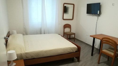 Spacious double bedroom in Quarto Oggiaro