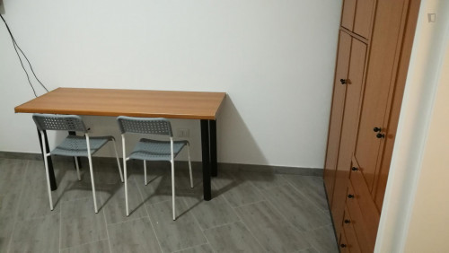 Spacious double bedroom in Quarto Oggiaro
