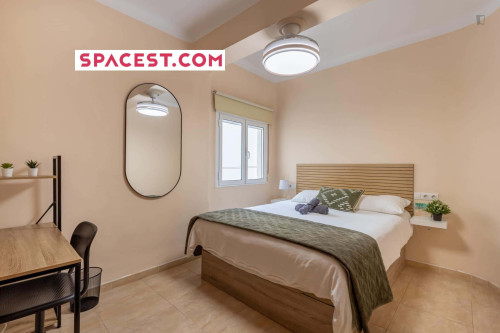 Room in Calle Sol, Granada for 150 m² with 6 bedrooms