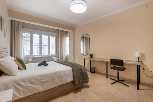 Room in Calle Sol, Granada for 150 m² with 6 bedrooms