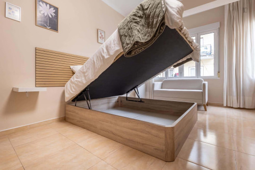 Room in Calle Sol, Granada for 150 m² with 6 bedrooms