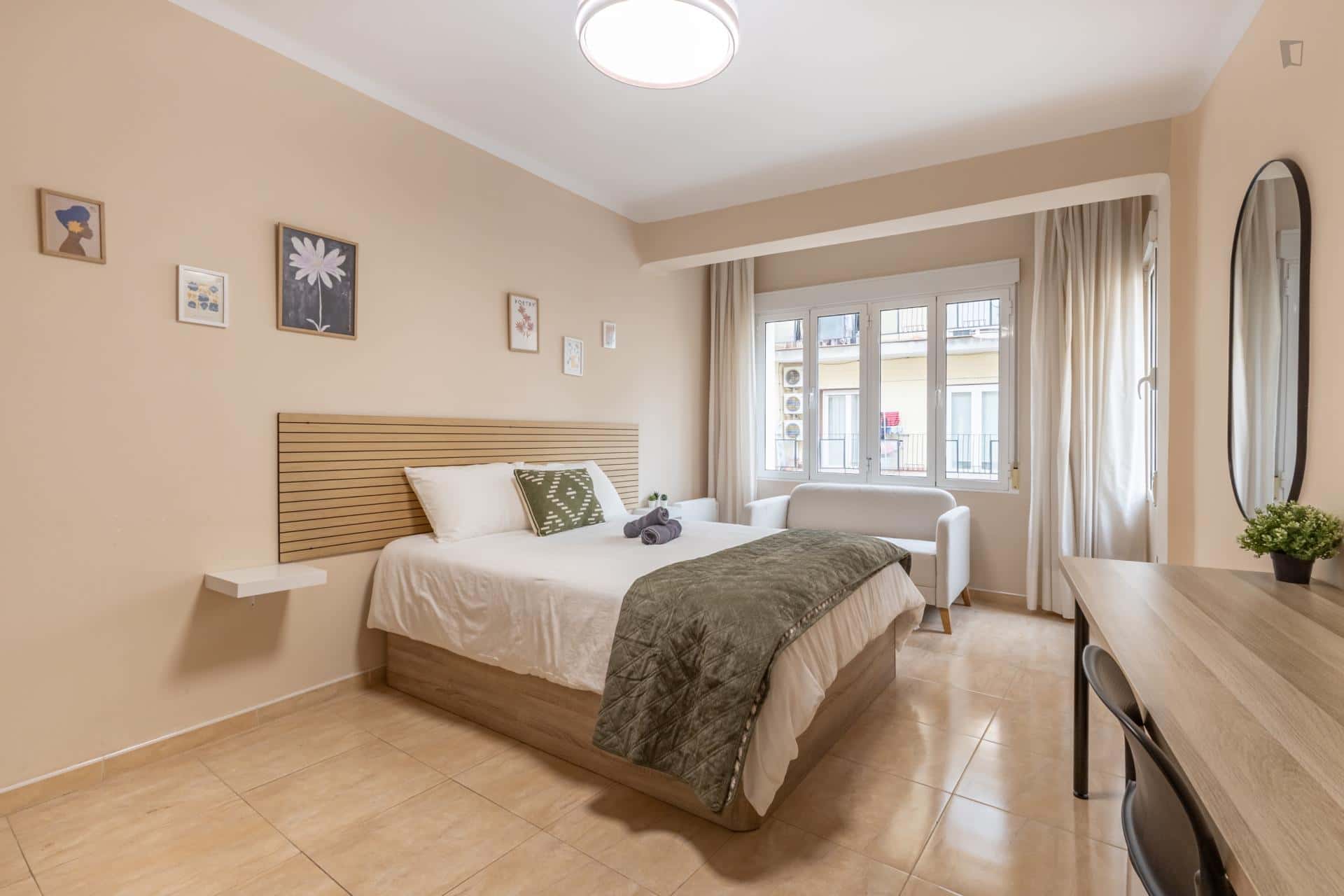 Room In Calle Sol, Granada For 150 M² With 6 Bedrooms - 2