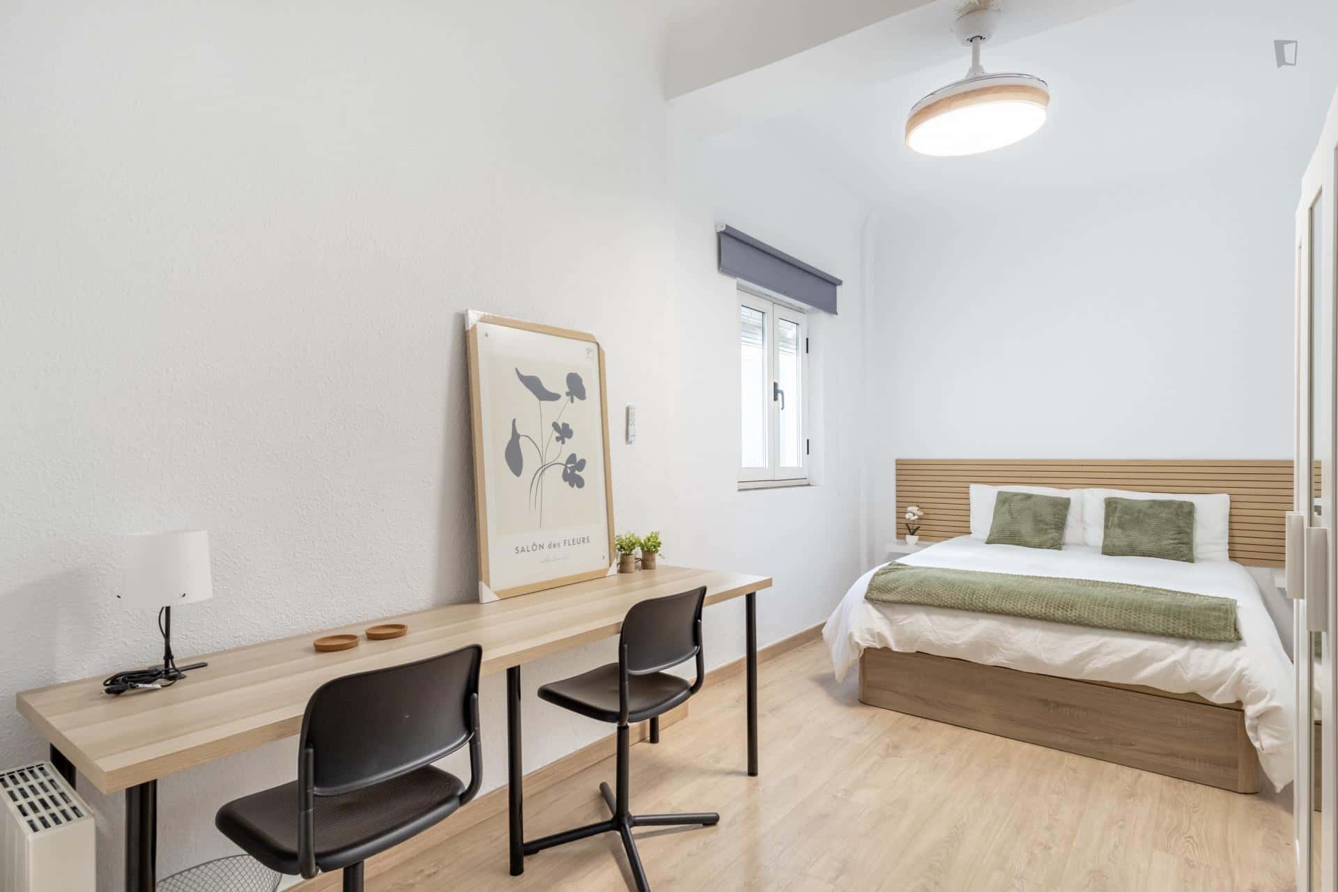 Room In Calle Santa Teresa, Granada For 120 M² With 5 Bedrooms - 2
