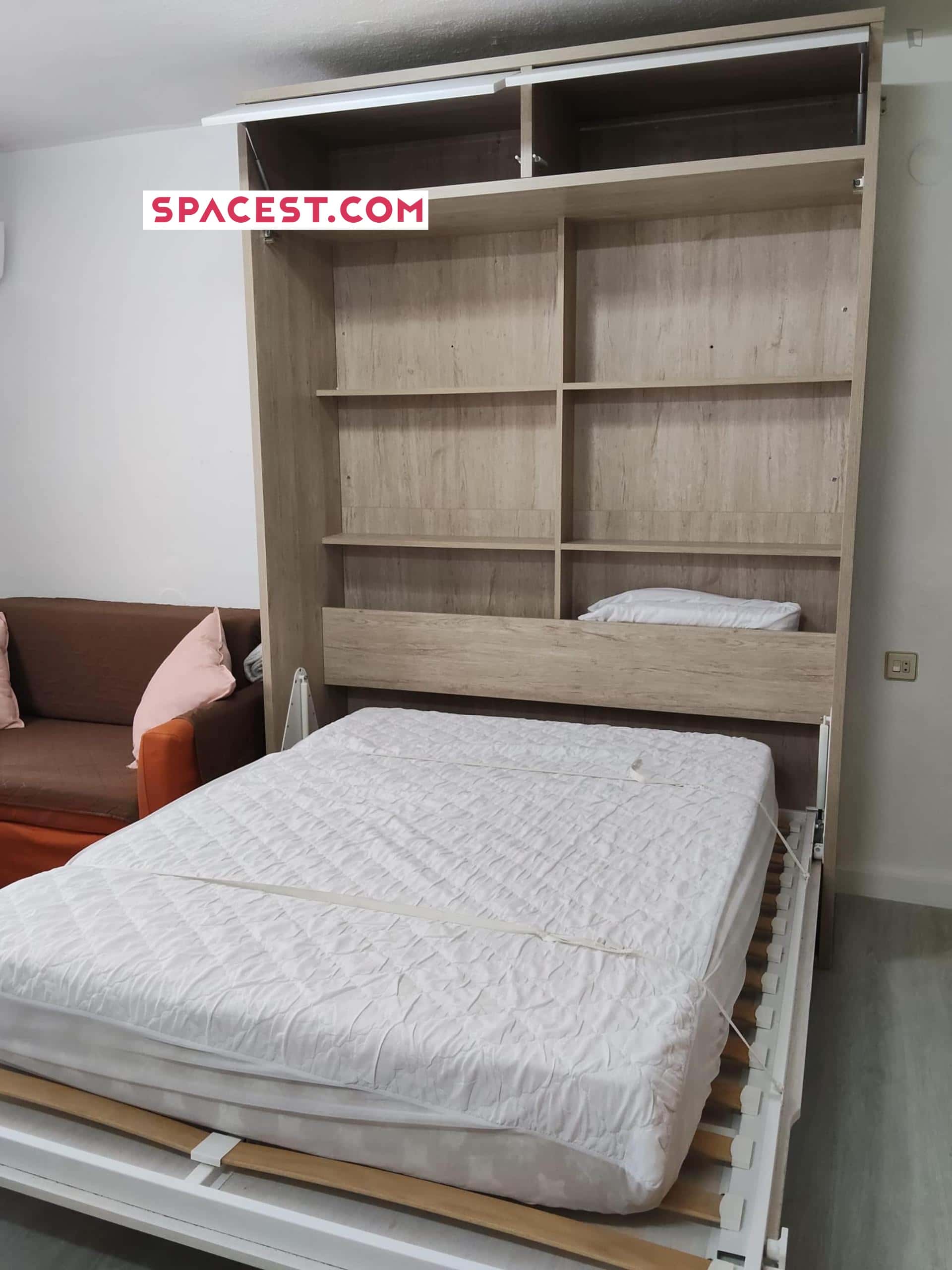 Apartment In Calle Almona De San Juan De Dios, Granada For 30 M² - 1
