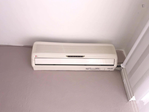 Room in Calle Víctor Hugo, Granada with 3 bedrooms - Gallery - 6