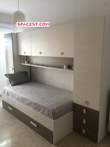 Room in Calle Víctor Hugo, Granada with 3 bedrooms - Gallery - 7