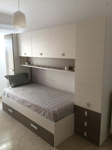 Room in Calle Víctor Hugo, Granada with 3 bedrooms