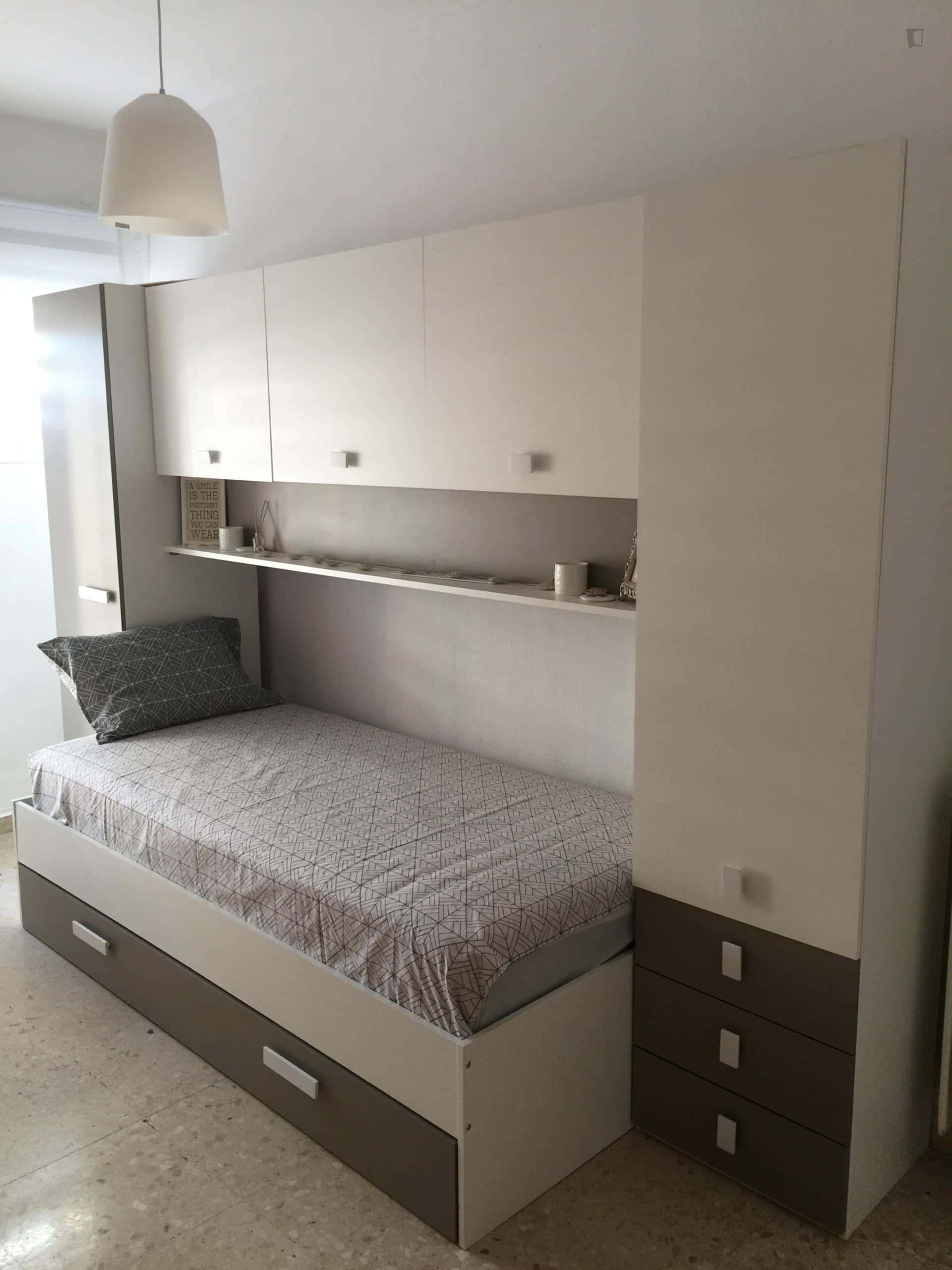 Room In Calle Víctor Hugo, Granada With 3 Bedrooms - 2
