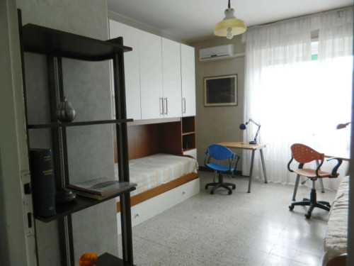 Room in Via di Grotta Perfetta, Roma for 65 m² with 2 bedrooms