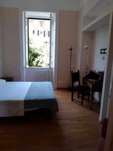 Room in Via Luigi Settembrini, Roma for 61 m² with 2 bedrooms