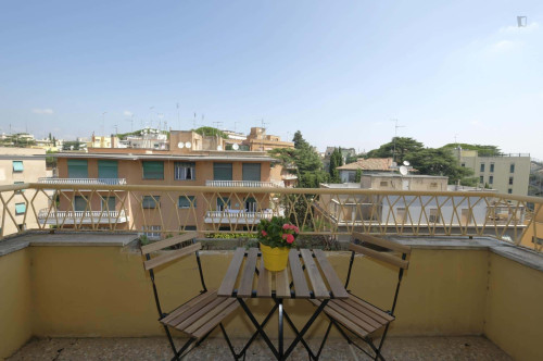 Room in Via Nemorense, Roma for 128 m² with 5 bedrooms