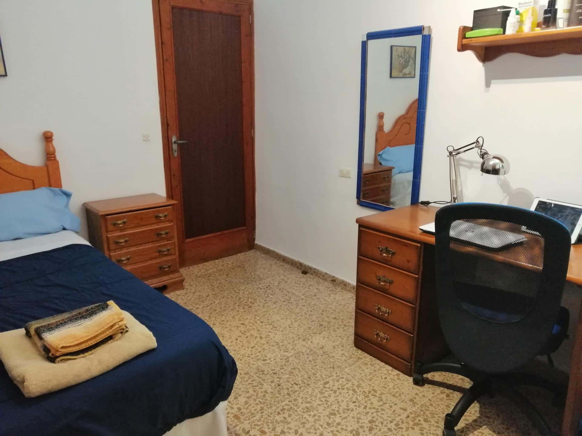 Room In Carrer Faust Morell, Palma With 3 Bedrooms - 1