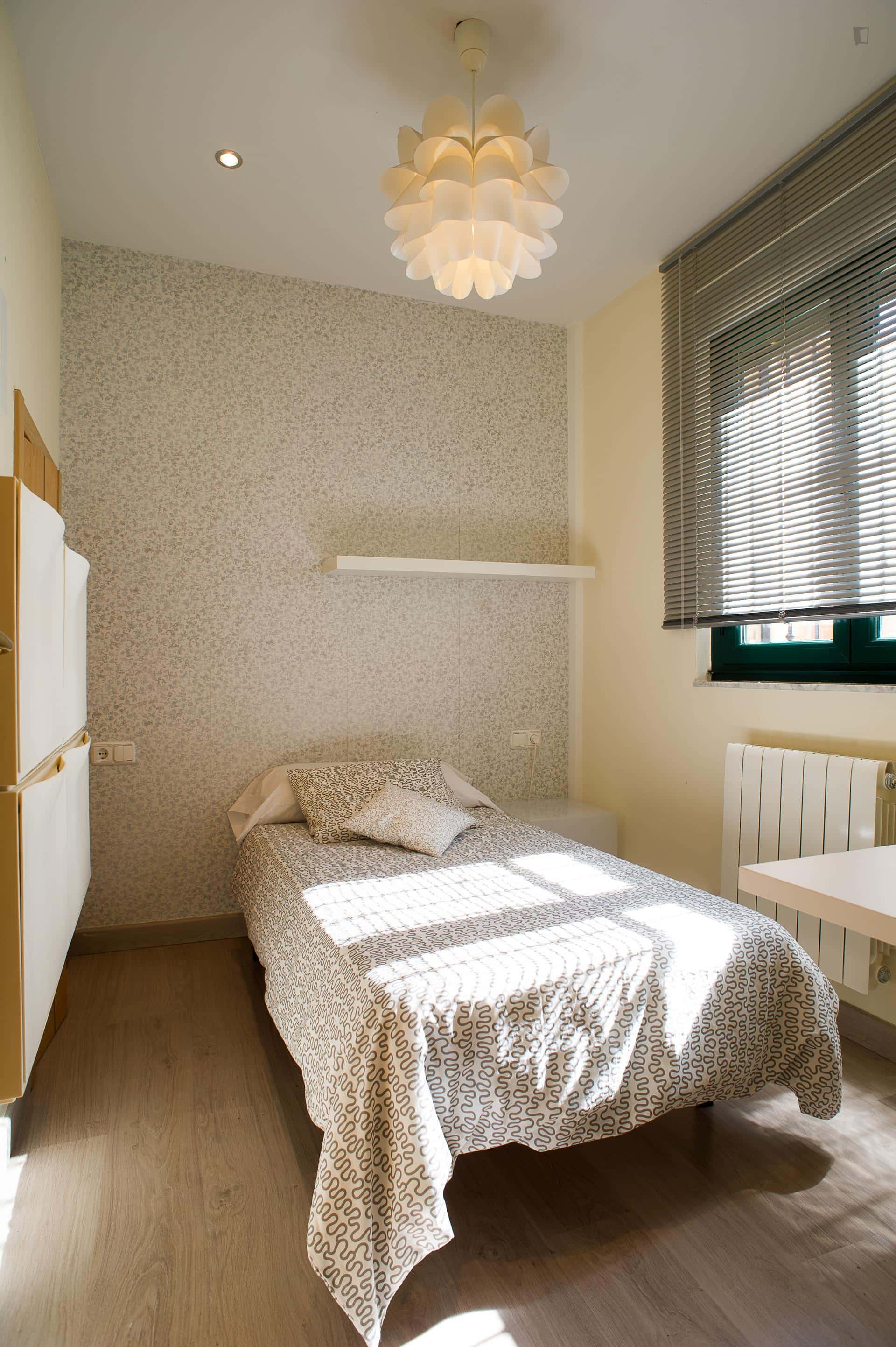 Room In Calle Larga, Salamanca With 4 Bedrooms - 2