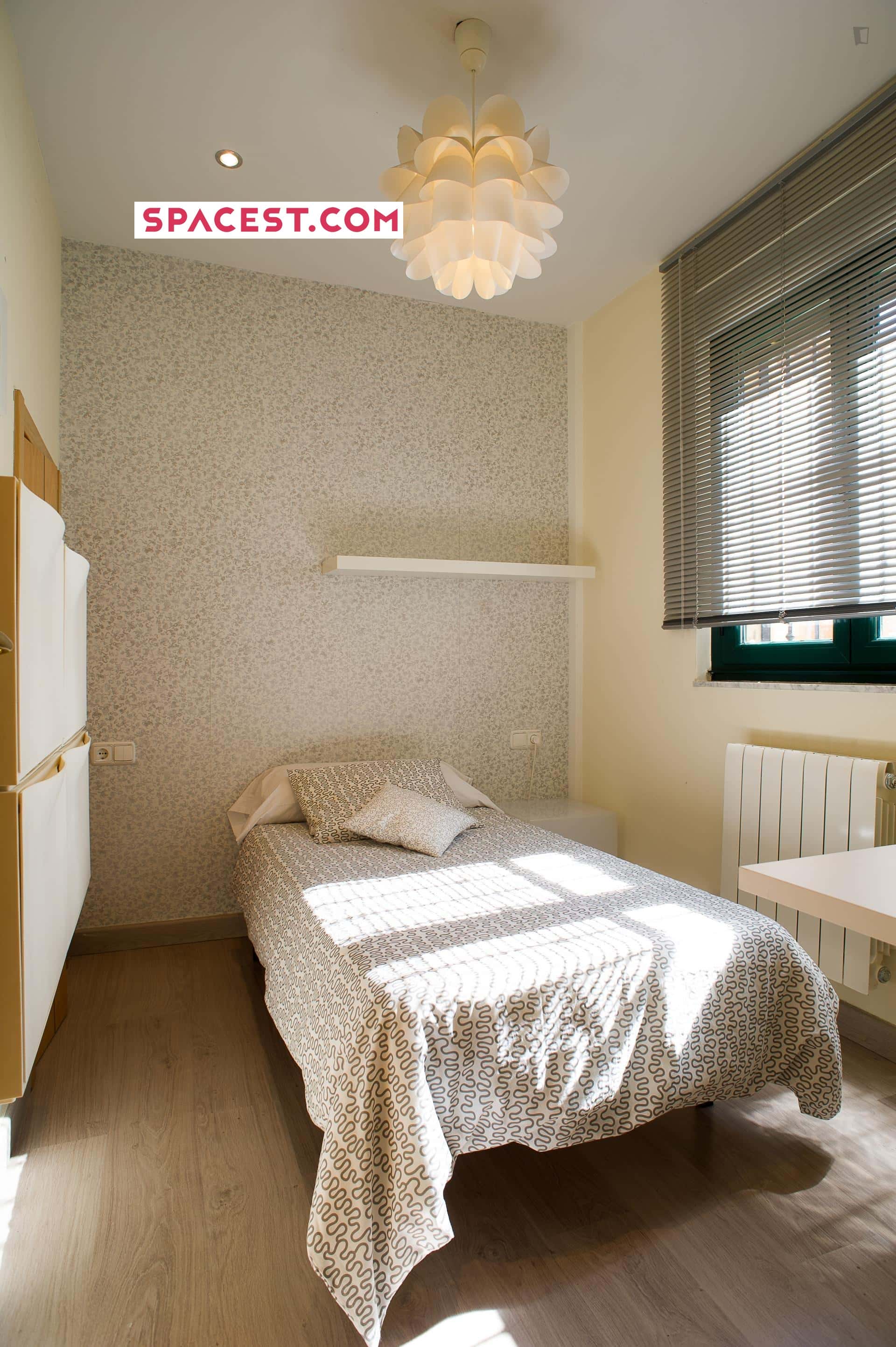 Room In Calle Larga, Salamanca With 4 Bedrooms - 1