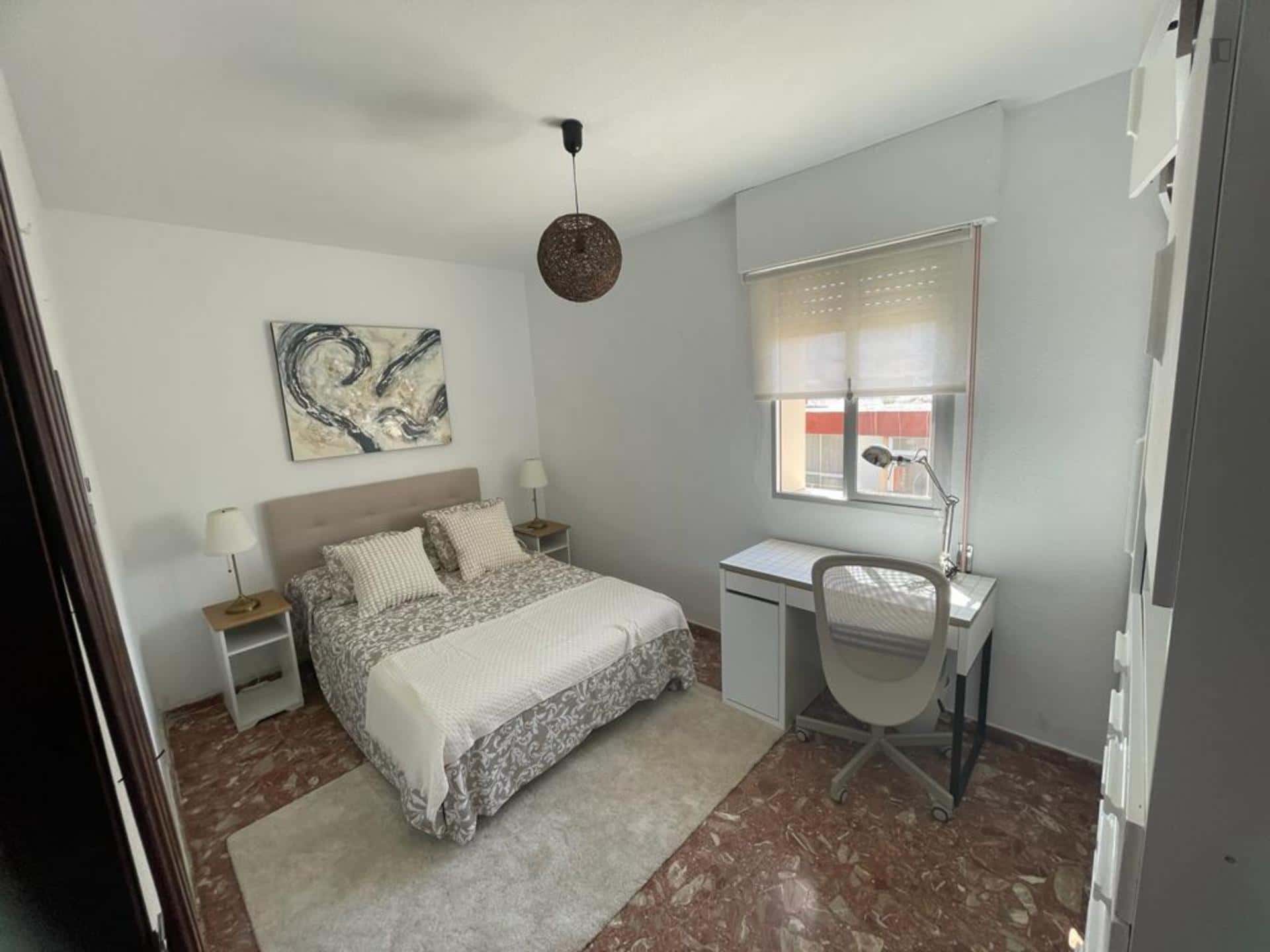 Room In Calle Arlanza, Málaga With 4 Bedrooms - 2