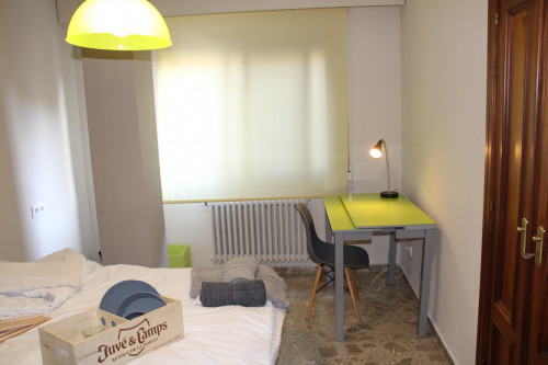 Double bedroom in a 5-bedroom apartment near Xàtiva metro station