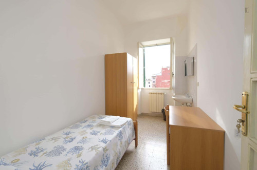 Room in Via degli Apuli, Roma with 8 bedrooms