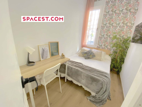 Premium room near CENTER with private bathroom and terrace*, double bed, TV and WIFI